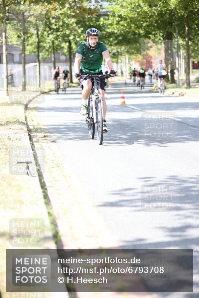 11.08.2024 - GEWOBA Citytriathlon Bremen H.Heesch http://msf.ph/oto/6793708 11.08.2024 13:22:17 Radfahren 312, 490, 494, 523, 579, 639, 643, 661, 663, 668, 682, 717 meine-sportfotos.de