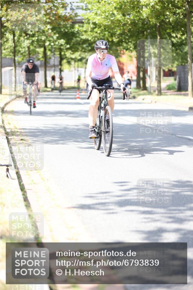 11.08.2024 - GEWOBA Citytriathlon Bremen H.Heesch http://msf.ph/oto/6793839 11.08.2024 13:22:32 Radfahren 207, xxx, 340, 490, 523, 590, 620, 661, 663, 704, 707 meine-sportfotos.de