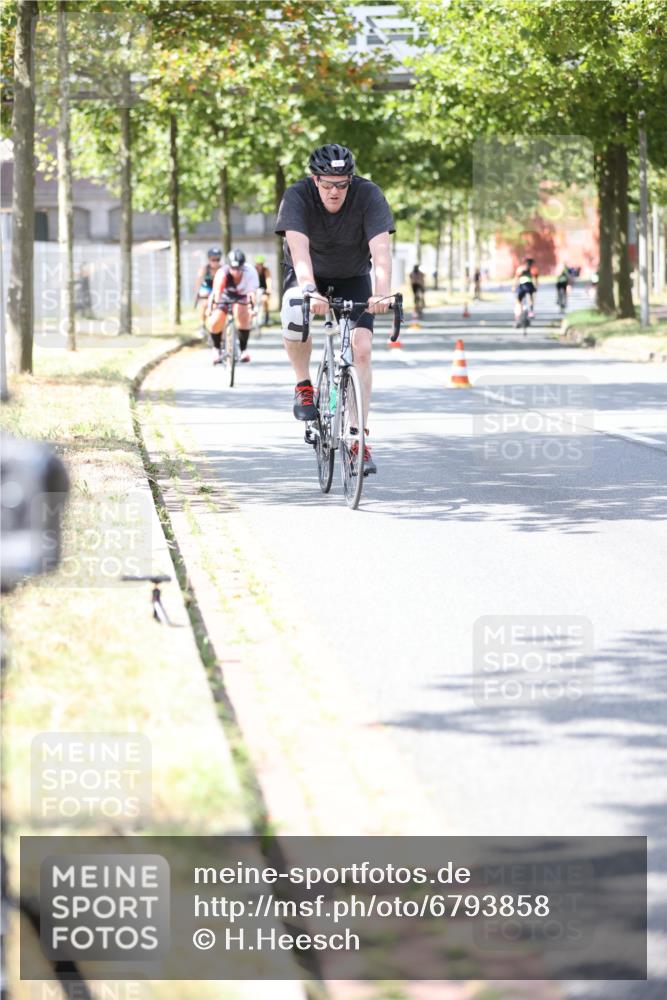11.08.2024 - GEWOBA Citytriathlon Bremen H.Heesch http://msf.ph/oto/6793858 11.08.2024 13:22:33 Radfahren 207, xxx, 340, 490, 523, 590, 620, 661, 663, 704, 707 meine-sportfotos.de