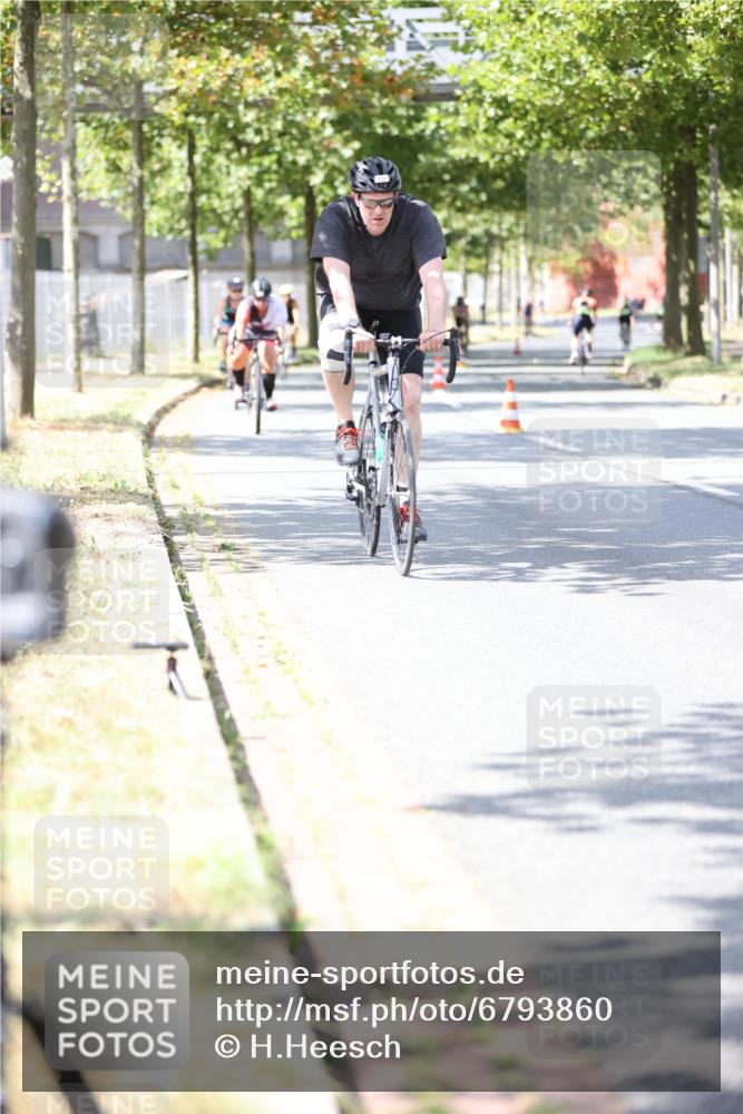 11.08.2024 - GEWOBA Citytriathlon Bremen H.Heesch http://msf.ph/oto/6793860 11.08.2024 13:22:33 Radfahren 207, xxx, 340, 490, 523, 590, 620, 661, 663, 704, 707 meine-sportfotos.de