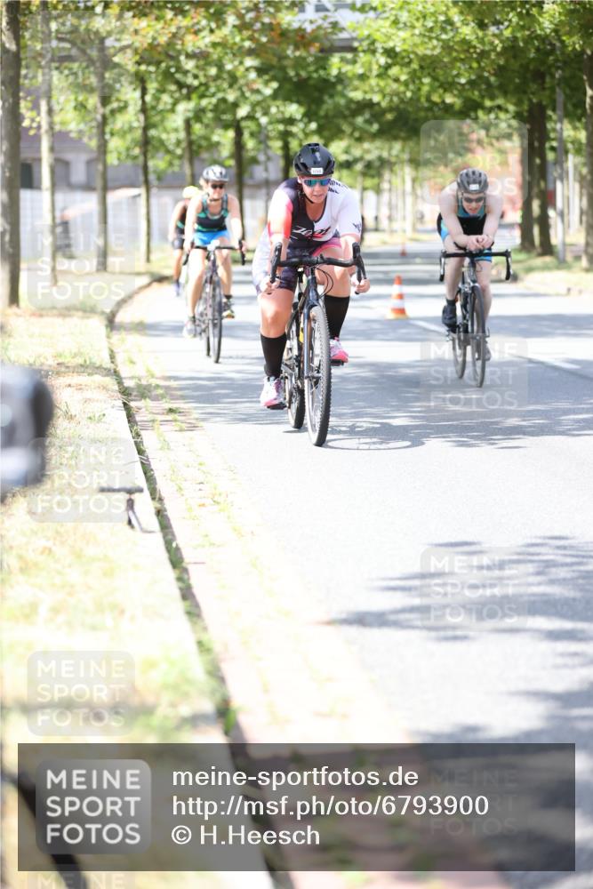 11.08.2024 - GEWOBA Citytriathlon Bremen H.Heesch http://msf.ph/oto/6793900 11.08.2024 13:22:35 Radfahren 207, xxx, 340, 490, 523, 563, 590, 620, 704, 707, 718 meine-sportfotos.de