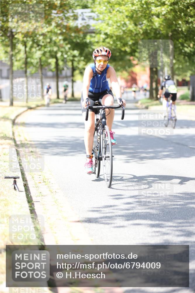 11.08.2024 - GEWOBA Citytriathlon Bremen H.Heesch http://msf.ph/oto/6794009 11.08.2024 13:22:45 Radfahren 207, xxx, xxx, 236, 266, 305, 340, 563, 590, 704, 707, 718 meine-sportfotos.de