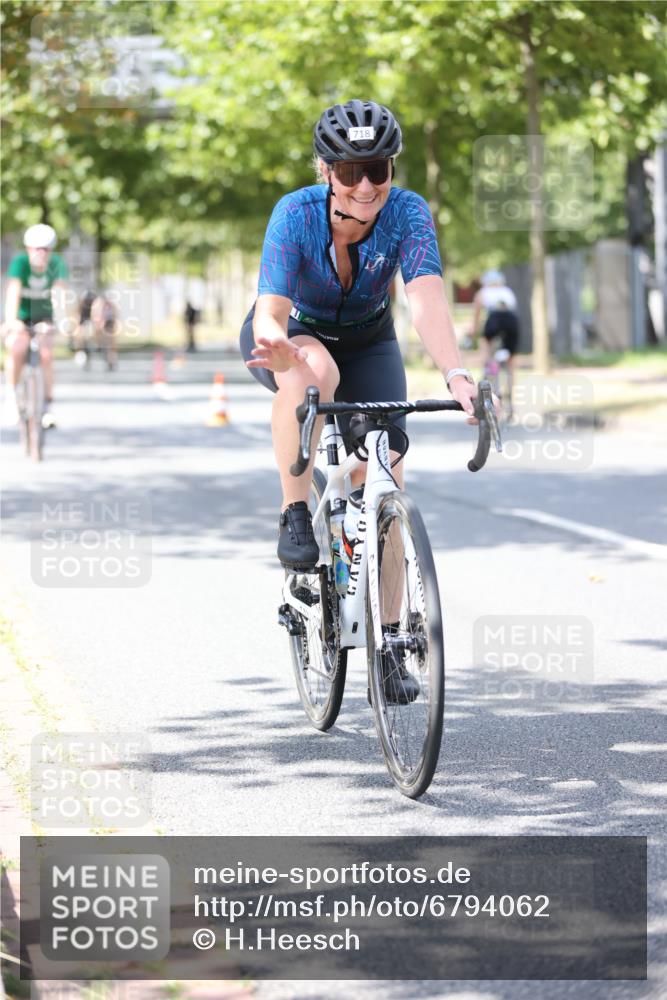 11.08.2024 - GEWOBA Citytriathlon Bremen H.Heesch http://msf.ph/oto/6794062 11.08.2024 13:22:51 Radfahren 204, 207, xxx, xxx, 236, 266, 305, 375, 563, 589, 621, 641, 704, 718 meine-sportfotos.de