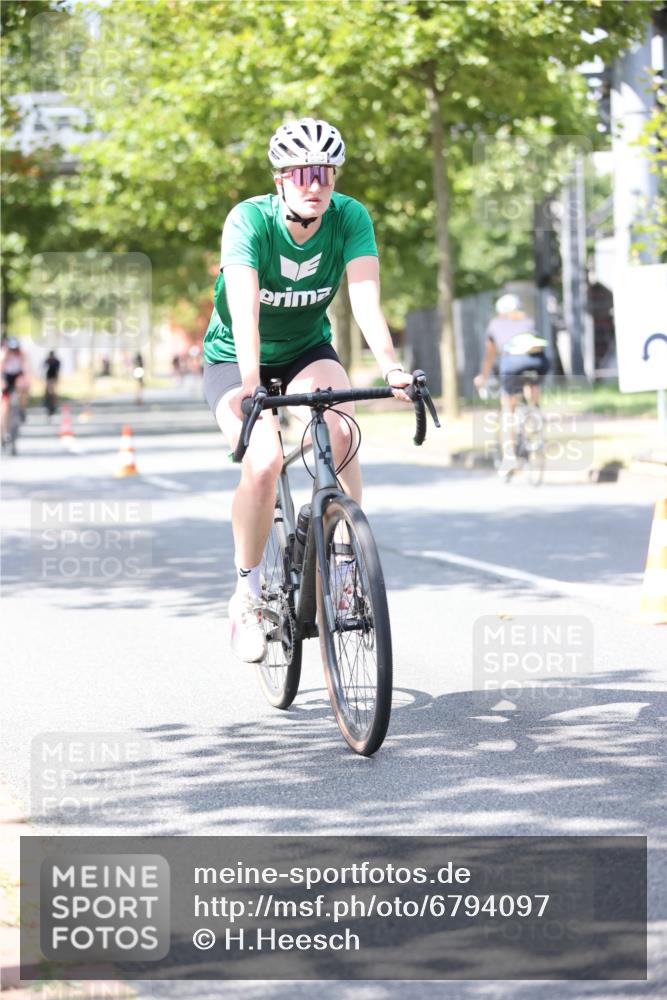 11.08.2024 - GEWOBA Citytriathlon Bremen H.Heesch http://msf.ph/oto/6794097 11.08.2024 13:22:52 Radfahren 204, xxx, xxx, 236, 266, 305, 375, 563, 574, 589, 621, 641, 704, 718 meine-sportfotos.de