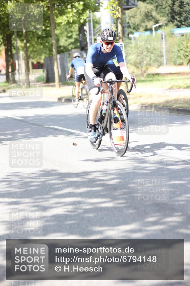 11.08.2024 - GEWOBA Citytriathlon Bremen H.Heesch http://msf.ph/oto/6794148 11.08.2024 13:22:56 Radfahren 204, xxx, 236, 266, 305, 375, 563, 574, 589, 621, 641, 698, 718, 721 meine-sportfotos.de