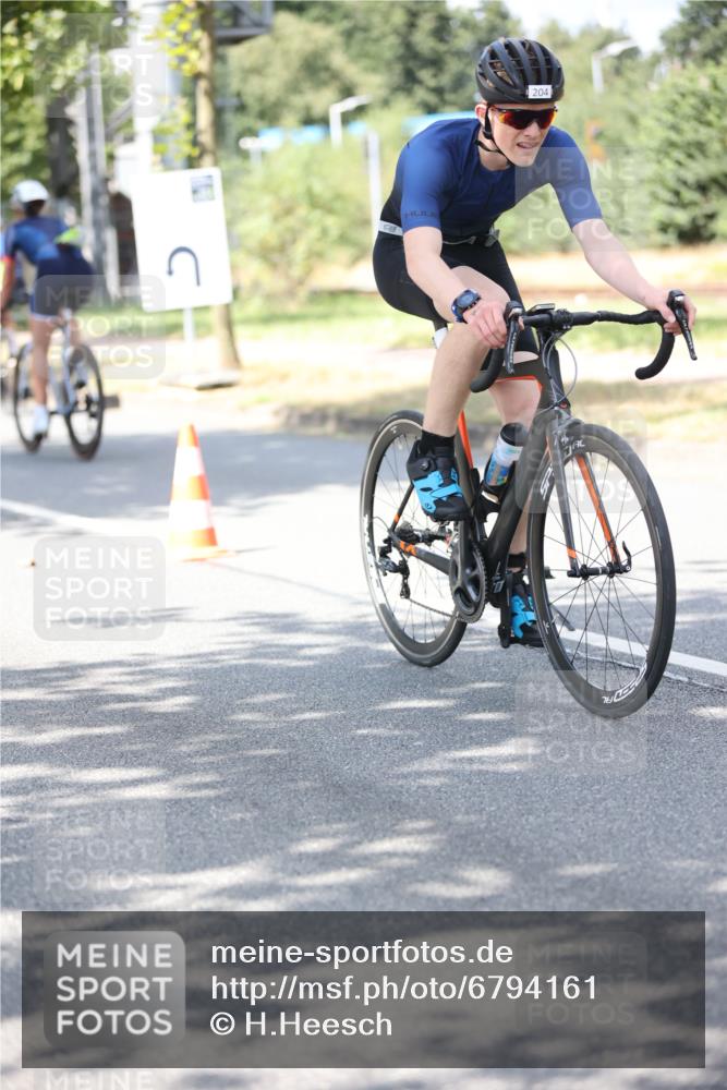 11.08.2024 - GEWOBA Citytriathlon Bremen H.Heesch http://msf.ph/oto/6794161 11.08.2024 13:22:57 Radfahren 204, xxx, 236, 266, 305, 375, 563, 574, 589, 621, 641, 698, 718, 721 meine-sportfotos.de