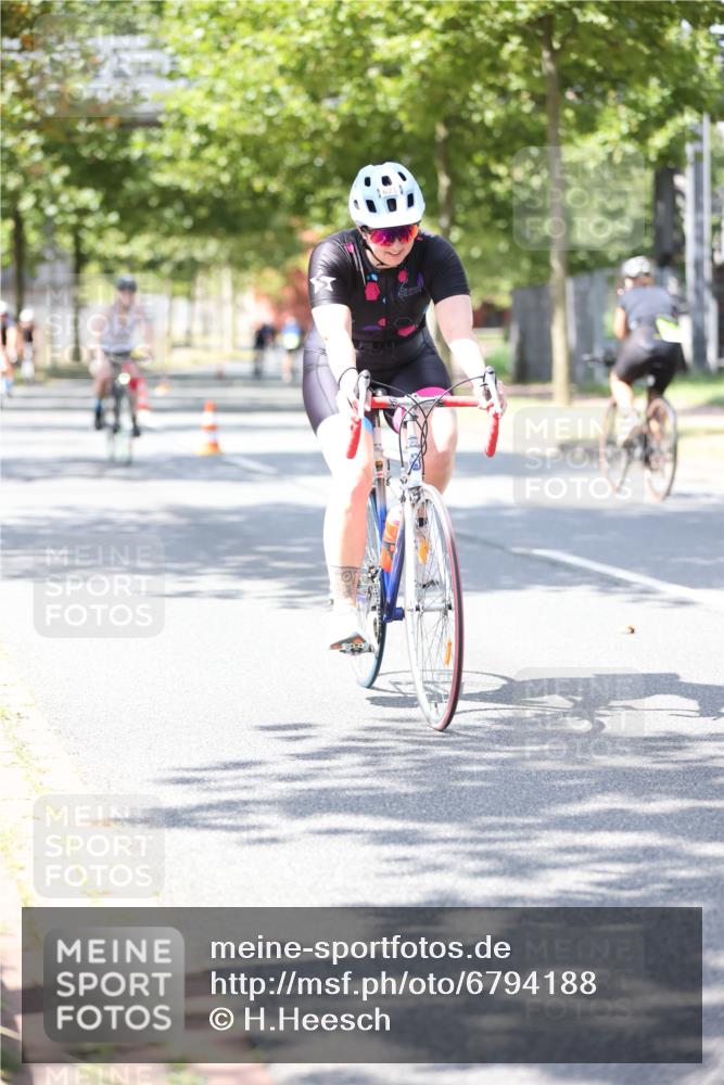 11.08.2024 - GEWOBA Citytriathlon Bremen H.Heesch http://msf.ph/oto/6794188 11.08.2024 13:23:03 Radfahren 204, xxx, 236, 266, 305, 375, 570, 574, 589, 621, 641, 698, 708, 721, 731 meine-sportfotos.de