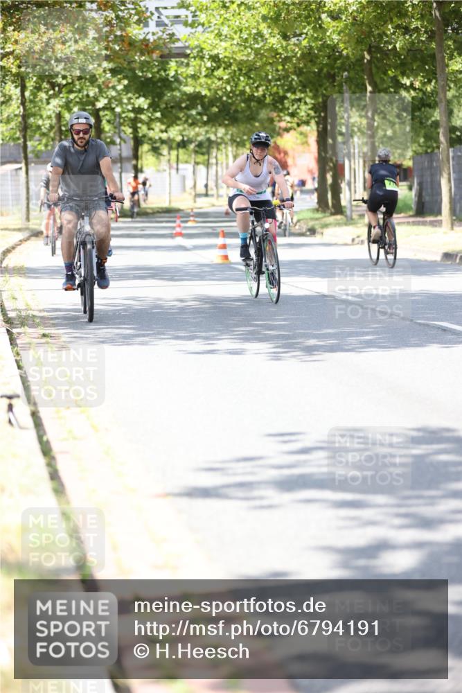 11.08.2024 - GEWOBA Citytriathlon Bremen H.Heesch http://msf.ph/oto/6794191 11.08.2024 13:23:04 Radfahren 204, xxx, 236, 266, 305, 375, 570, 574, 589, 621, 641, 698, 708, 721, 731 meine-sportfotos.de