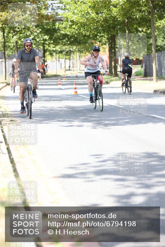 11.08.2024 - GEWOBA Citytriathlon Bremen H.Heesch http://msf.ph/oto/6794198 11.08.2024 13:23:04 Radfahren 204, xxx, 236, 266, 305, 375, 570, 574, 589, 621, 641, 698, 708, 721, 731 meine-sportfotos.de