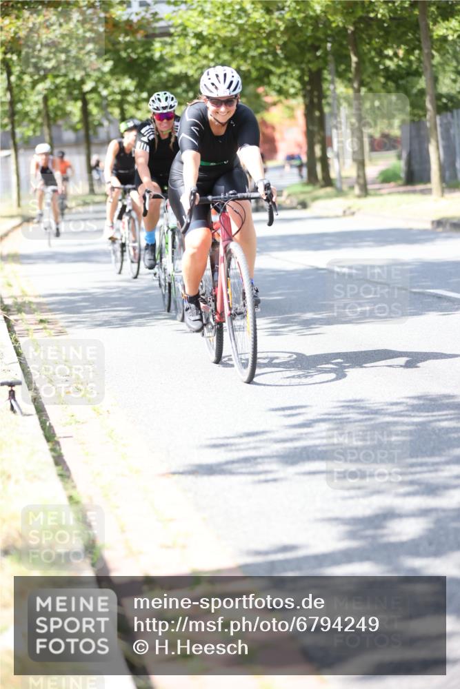 11.08.2024 - GEWOBA Citytriathlon Bremen H.Heesch http://msf.ph/oto/6794249 11.08.2024 13:23:07 Radfahren 204, xxx, 236, 266, 375, 567, 570, 574, 589, 621, 641, 698, 708, 721, 731 meine-sportfotos.de