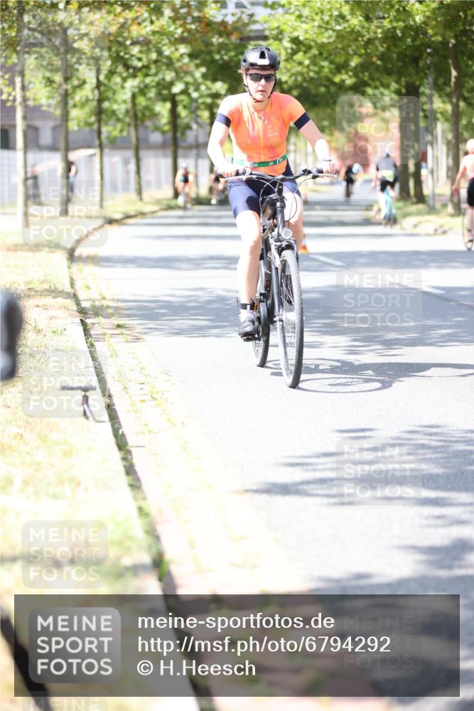 11.08.2024 - GEWOBA Citytriathlon Bremen H.Heesch http://msf.ph/oto/6794292 11.08.2024 13:23:12 Radfahren 375, 567, 570, 574, 589, 621, 641, 653, 698, 708, 721, 731 meine-sportfotos.de