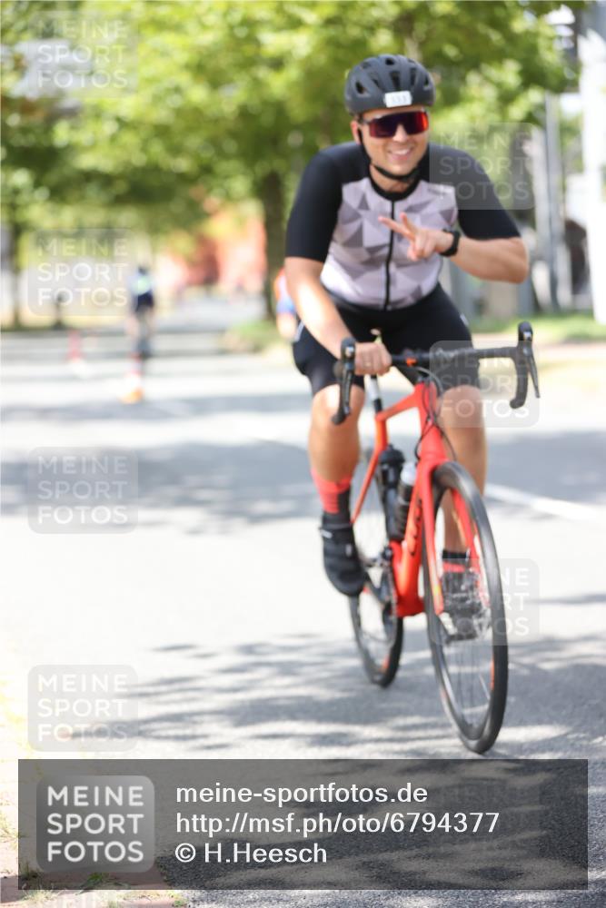 11.08.2024 - GEWOBA Citytriathlon Bremen H.Heesch http://msf.ph/oto/6794377 11.08.2024 13:26:33 Radfahren 239, 241, 333, 399, 413, 468, 602 meine-sportfotos.de