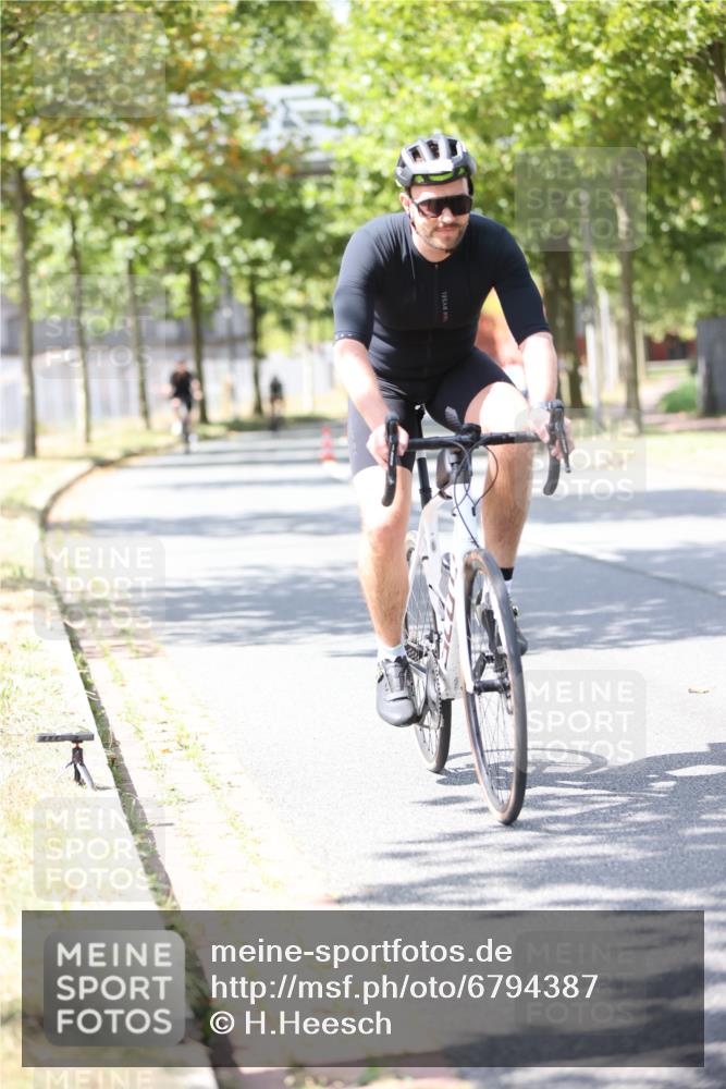 11.08.2024 - GEWOBA Citytriathlon Bremen H.Heesch http://msf.ph/oto/6794387 11.08.2024 13:26:34 Radfahren 239, 241, 333, 399, 413, 468, 602 meine-sportfotos.de