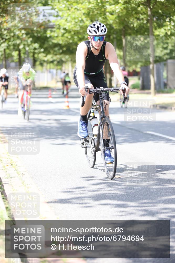 11.08.2024 - GEWOBA Citytriathlon Bremen H.Heesch http://msf.ph/oto/6794694 11.08.2024 13:27:05 Radfahren 208, 209, 300, 426, 428, 460, 492, 538, 585 meine-sportfotos.de
