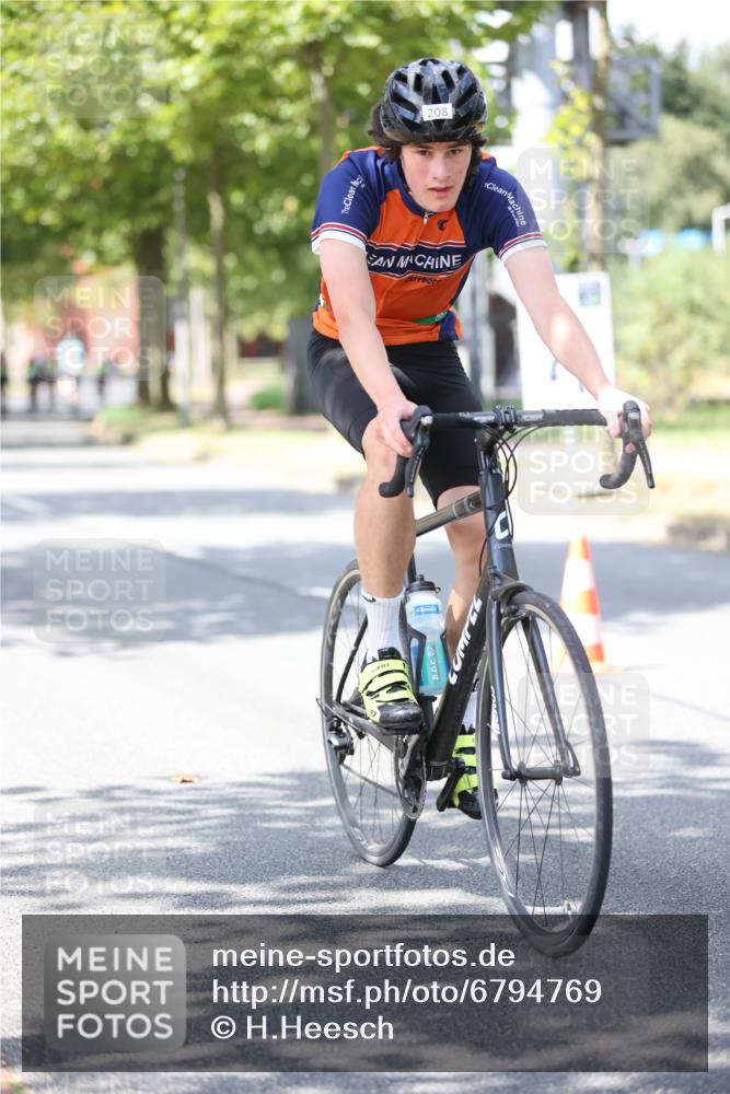 11.08.2024 - GEWOBA Citytriathlon Bremen H.Heesch http://msf.ph/oto/6794769 11.08.2024 13:27:09 Radfahren 208, 209, 300, 317, 426, 428, 460, 492, 538 meine-sportfotos.de