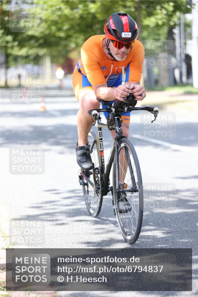 11.08.2024 - GEWOBA Citytriathlon Bremen H.Heesch http://msf.ph/oto/6794837 11.08.2024 13:27:26 Radfahren 317, 327, xxx, 619 meine-sportfotos.de