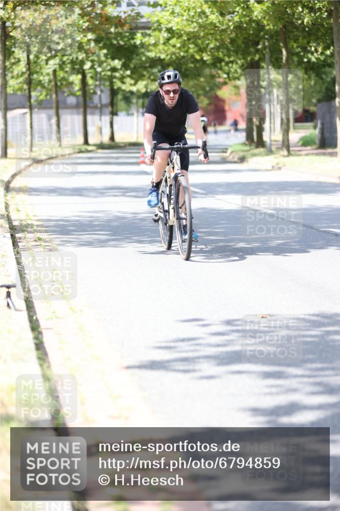 11.08.2024 - GEWOBA Citytriathlon Bremen H.Heesch http://msf.ph/oto/6794859 11.08.2024 13:27:32 Radfahren 317, 327, xxx, 619 meine-sportfotos.de