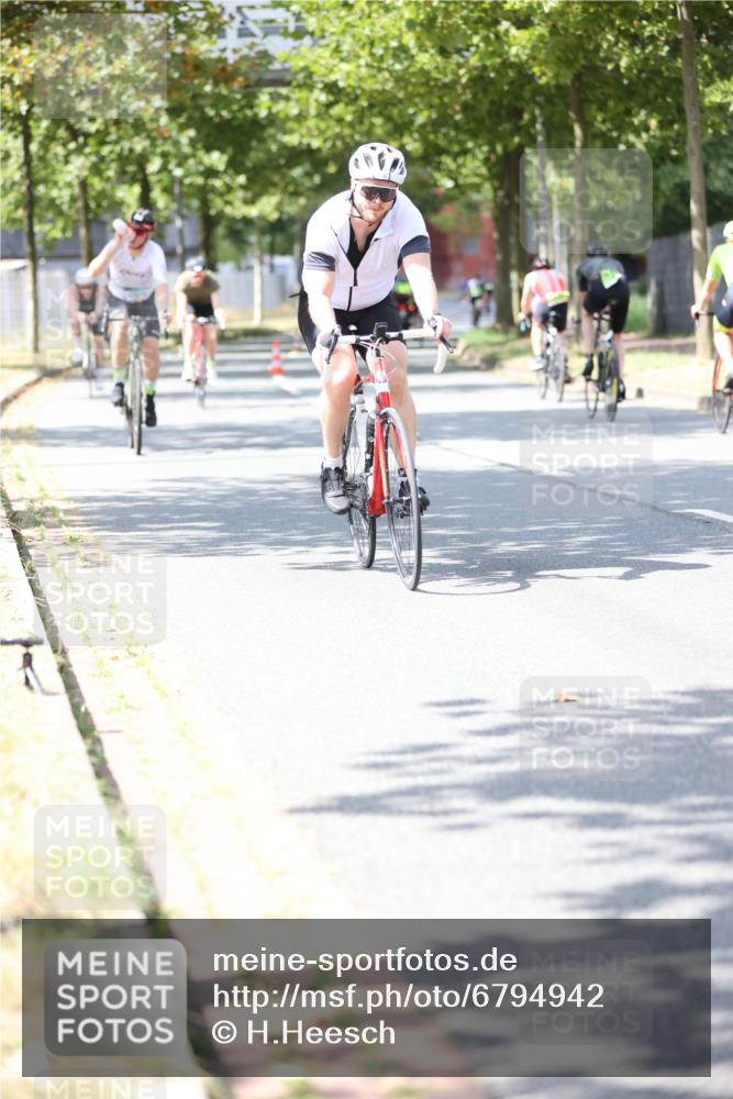 11.08.2024 - GEWOBA Citytriathlon Bremen H.Heesch http://msf.ph/oto/6794942 11.08.2024 13:27:50 Radfahren 264, 280, 287, 288, 304, 315, 336, 549, 727 meine-sportfotos.de