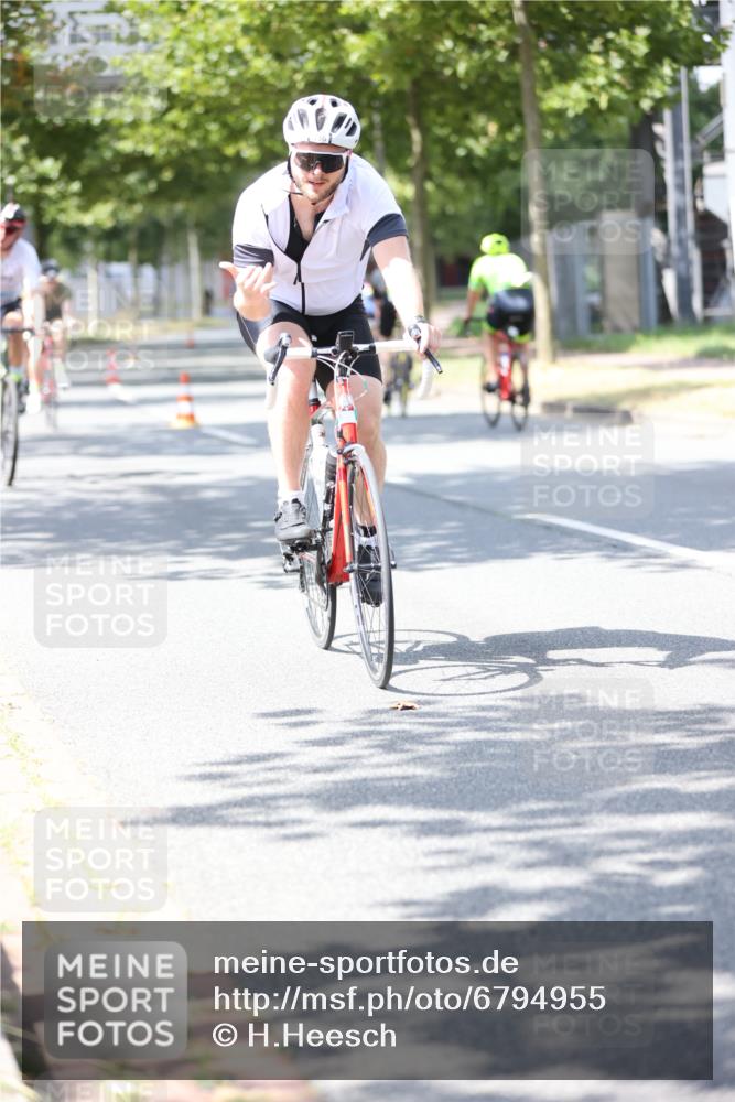 11.08.2024 - GEWOBA Citytriathlon Bremen H.Heesch http://msf.ph/oto/6794955 11.08.2024 13:27:50 Radfahren 264, 280, 287, 288, 304, 315, 336, 549, 727 meine-sportfotos.de