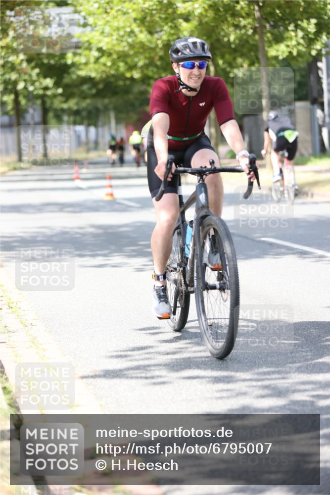 11.08.2024 - GEWOBA Citytriathlon Bremen H.Heesch http://msf.ph/oto/6795007 11.08.2024 13:27:53 Radfahren 264, 280, 287, 288, 297, 304, 315, 336, 549, 727 meine-sportfotos.de