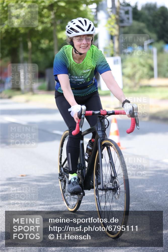 11.08.2024 - GEWOBA Citytriathlon Bremen H.Heesch http://msf.ph/oto/6795111 11.08.2024 13:28:08 Radfahren 201, 297, 325, 727 meine-sportfotos.de