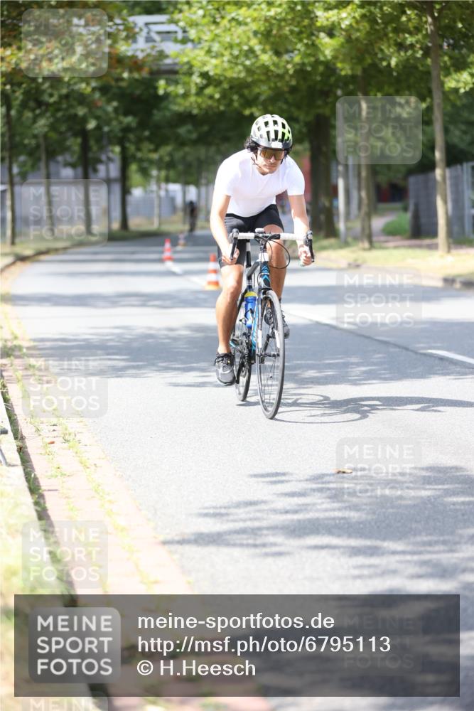 11.08.2024 - GEWOBA Citytriathlon Bremen H.Heesch http://msf.ph/oto/6795113 11.08.2024 13:28:12 Radfahren 201, 297, 325, 534, 727 meine-sportfotos.de