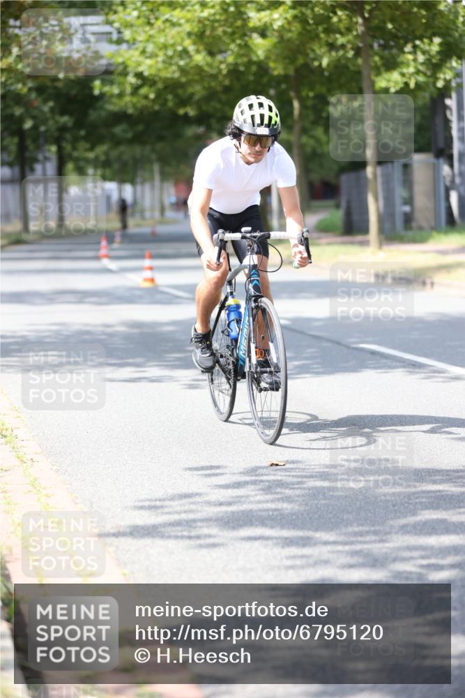 11.08.2024 - GEWOBA Citytriathlon Bremen H.Heesch http://msf.ph/oto/6795120 11.08.2024 13:28:12 Radfahren 201, 297, 325, 534, 727 meine-sportfotos.de