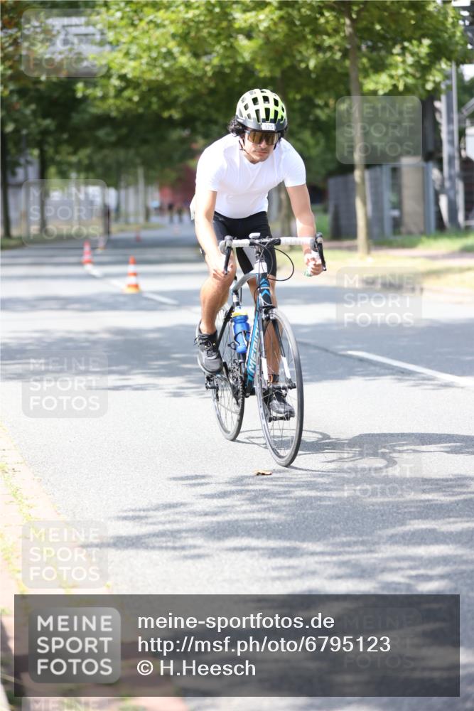 11.08.2024 - GEWOBA Citytriathlon Bremen H.Heesch http://msf.ph/oto/6795123 11.08.2024 13:28:13 Radfahren 201, 297, 311, 325, 534, 727 meine-sportfotos.de
