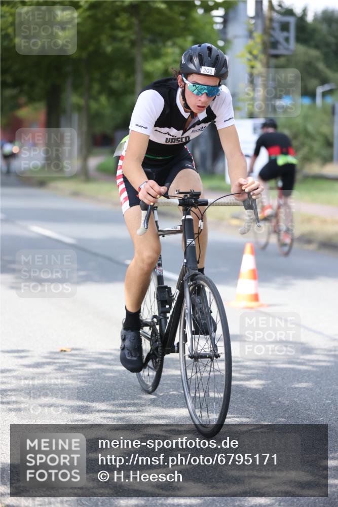 11.08.2024 - GEWOBA Citytriathlon Bremen H.Heesch http://msf.ph/oto/6795171 11.08.2024 13:28:21 Radfahren 201, 232, 285, 308, 311, 325, 534, 542 meine-sportfotos.de