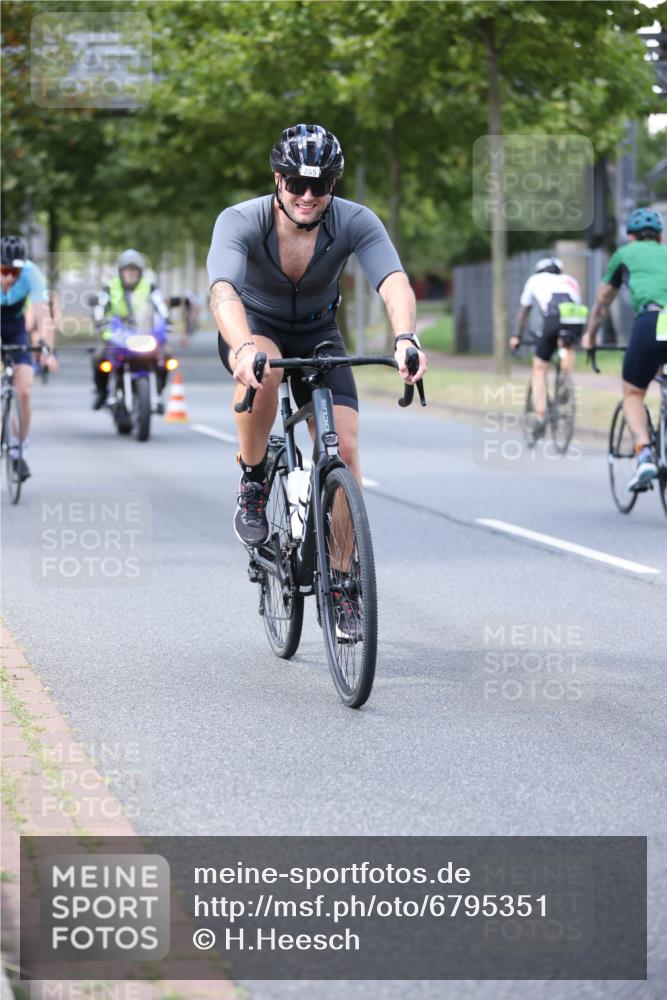 11.08.2024 - GEWOBA Citytriathlon Bremen H.Heesch http://msf.ph/oto/6795351 11.08.2024 13:28:31 Radfahren 201, 206, 232, 285, 308, 311, 326, 372, 381, 390, 434, 435, 456, 474, 510, 534, 542 meine-sportfotos.de