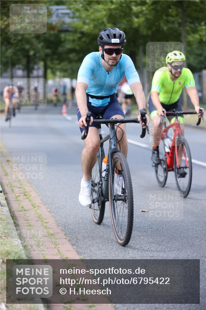 11.08.2024 - GEWOBA Citytriathlon Bremen H.Heesch http://msf.ph/oto/6795422 11.08.2024 13:28:35 Radfahren 206, 232, 285, 291, 298, 308, 311, 326, 372, 379, 381, 390, 434, 435, 456, 474, 510, 534, 542 meine-sportfotos.de