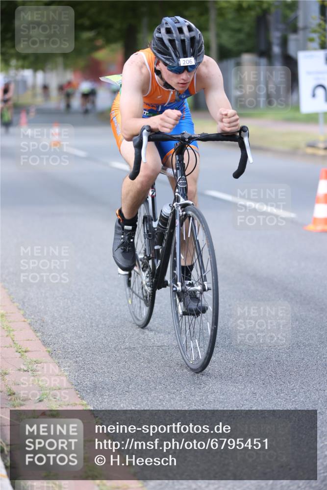 11.08.2024 - GEWOBA Citytriathlon Bremen H.Heesch http://msf.ph/oto/6795451 11.08.2024 13:28:37 Radfahren 206, 232, 285, 291, 298, 308, 311, 326, 338, 372, 379, 381, 390, 434, 435, 456, 459, 474, 510, 534, 542 meine-sportfotos.de