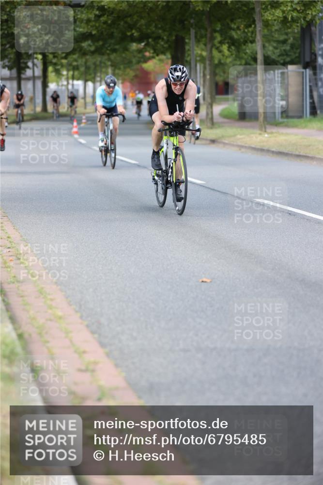 11.08.2024 - GEWOBA Citytriathlon Bremen H.Heesch http://msf.ph/oto/6795485 11.08.2024 13:28:39 Radfahren 206, 232, 234, 278, 285, 291, 298, 308, 326, 338, 372, 379, 381, 390, 434, 435, 456, 459, 474, 510, 542 meine-sportfotos.de