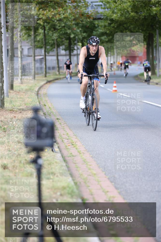 11.08.2024 - GEWOBA Citytriathlon Bremen H.Heesch http://msf.ph/oto/6795533 11.08.2024 13:28:43 Radfahren 205, 206, 234, 278, 285, 291, 298, 326, 338, 372, 379, 381, 390, 434, 435, 456, 459, 474, 510 meine-sportfotos.de