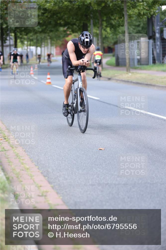 11.08.2024 - GEWOBA Citytriathlon Bremen H.Heesch http://msf.ph/oto/6795556 11.08.2024 13:28:43 Radfahren 205, 206, 234, 278, 285, 291, 298, 326, 338, 372, 379, 381, 390, 434, 435, 456, 459, 474, 510 meine-sportfotos.de