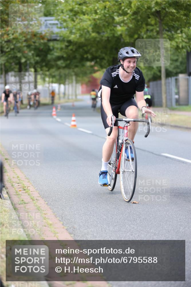 11.08.2024 - GEWOBA Citytriathlon Bremen H.Heesch http://msf.ph/oto/6795588 11.08.2024 13:28:46 Radfahren 205, 206, 234, 278, 291, 298, 326, 338, 372, 379, 381, 390, 434, 435, 456, 459, 474, 510 meine-sportfotos.de