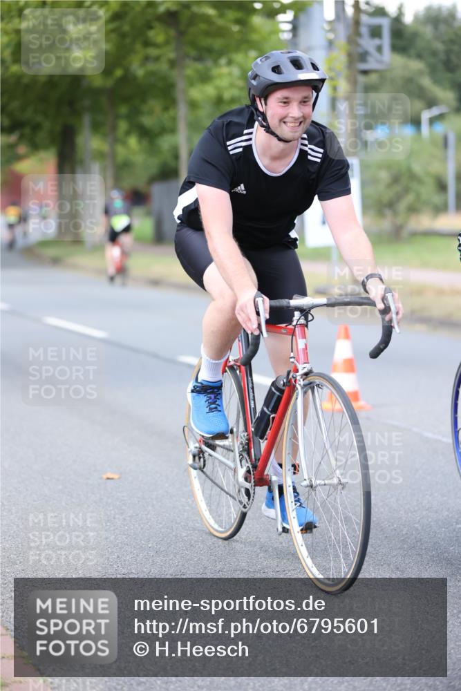 11.08.2024 - GEWOBA Citytriathlon Bremen H.Heesch http://msf.ph/oto/6795601 11.08.2024 13:28:47 Radfahren 205, 206, 234, 278, 291, 298, 326, 338, 372, 379, 381, 390, 434, 435, 456, 459, 474, 510 meine-sportfotos.de