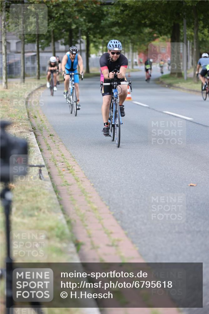 11.08.2024 - GEWOBA Citytriathlon Bremen H.Heesch http://msf.ph/oto/6795618 11.08.2024 13:28:50 Radfahren 205, 206, 234, 278, 291, 298, 338, 372, 379, 434, 435, 456, 459, 474 meine-sportfotos.de