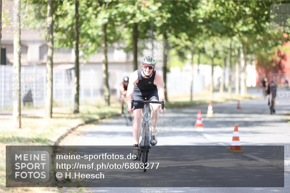 11.08.2024 - GEWOBA Citytriathlon Bremen H.Heesch http://msf.ph/oto/6803277 11.08.2024 12:05:56 Laufen  meine-sportfotos.de