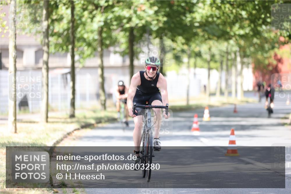11.08.2024 - GEWOBA Citytriathlon Bremen H.Heesch http://msf.ph/oto/6803280 11.08.2024 12:05:57 Laufen  meine-sportfotos.de