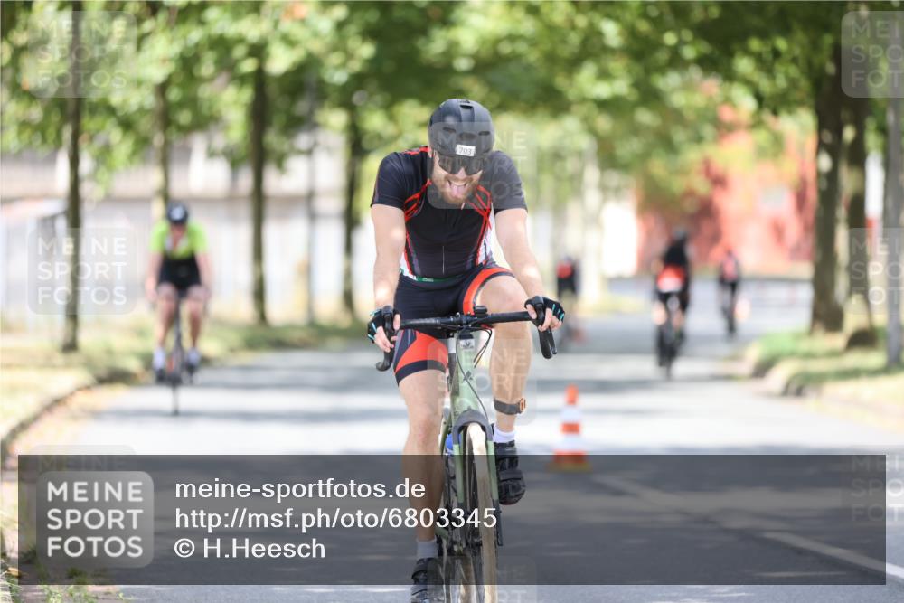 11.08.2024 - GEWOBA Citytriathlon Bremen H.Heesch http://msf.ph/oto/6803345 11.08.2024 12:06:09 Laufen  meine-sportfotos.de