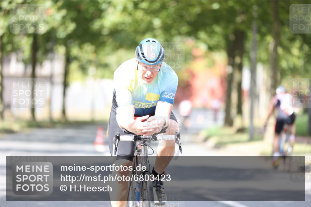 11.08.2024 - GEWOBA Citytriathlon Bremen H.Heesch http://msf.ph/oto/6803423 11.08.2024 12:06:31 Radfahren 924, 934, 978, 1025 meine-sportfotos.de