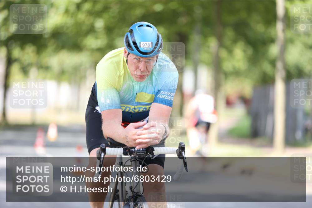 11.08.2024 - GEWOBA Citytriathlon Bremen H.Heesch http://msf.ph/oto/6803429 11.08.2024 12:06:31 Radfahren 924, 934, 978, 1025 meine-sportfotos.de