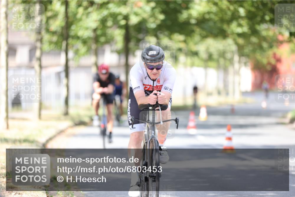 11.08.2024 - GEWOBA Citytriathlon Bremen H.Heesch http://msf.ph/oto/6803453 11.08.2024 12:06:50 Radfahren 815, 886, 910, 915, 939, 1025 meine-sportfotos.de