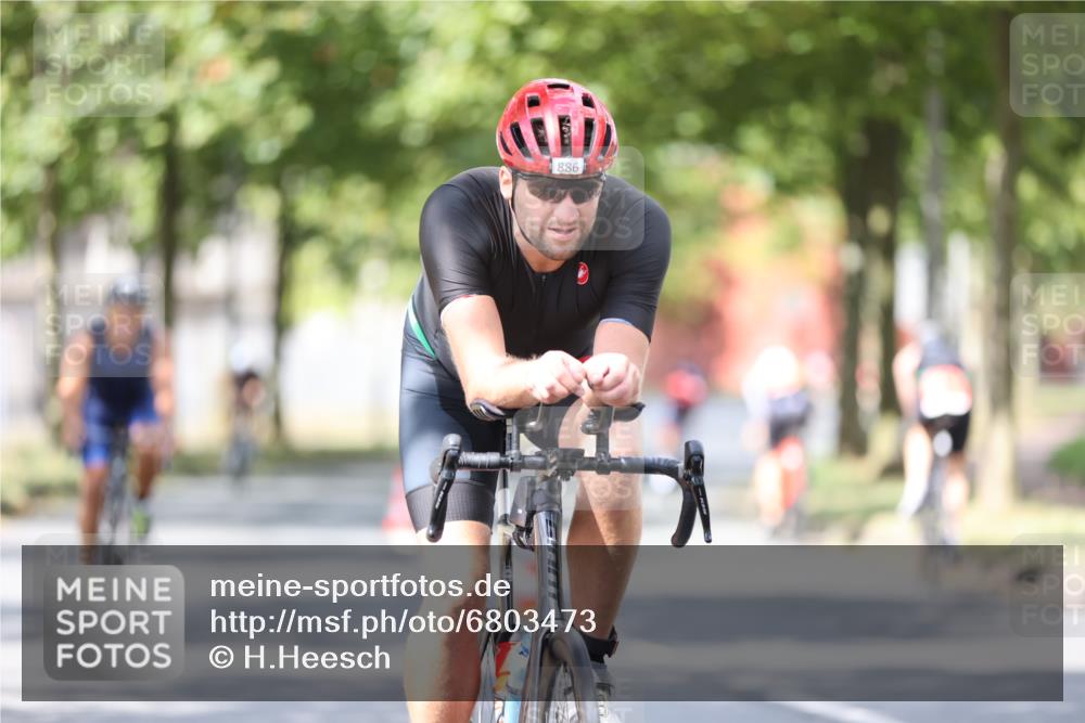 11.08.2024 - GEWOBA Citytriathlon Bremen H.Heesch http://msf.ph/oto/6803473 11.08.2024 12:06:52 Radfahren 815, 886, 910, 915, 939, 1025 meine-sportfotos.de