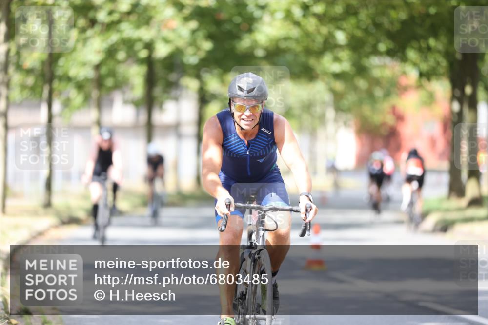 11.08.2024 - GEWOBA Citytriathlon Bremen H.Heesch http://msf.ph/oto/6803485 11.08.2024 12:06:53 Radfahren 815, 886, 910, 915, 939, 1025 meine-sportfotos.de