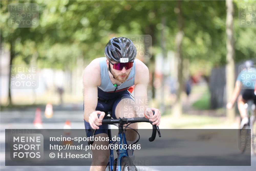 11.08.2024 - GEWOBA Citytriathlon Bremen H.Heesch http://msf.ph/oto/6803486 11.08.2024 12:12:35 Radfahren 749, 857, 960, 961, 993, 999 meine-sportfotos.de