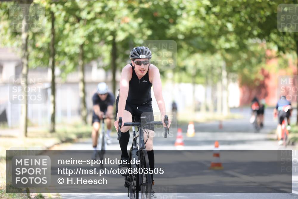 11.08.2024 - GEWOBA Citytriathlon Bremen H.Heesch http://msf.ph/oto/6803505 11.08.2024 12:06:56 Radfahren 815, 886, 910, 915, 939 meine-sportfotos.de