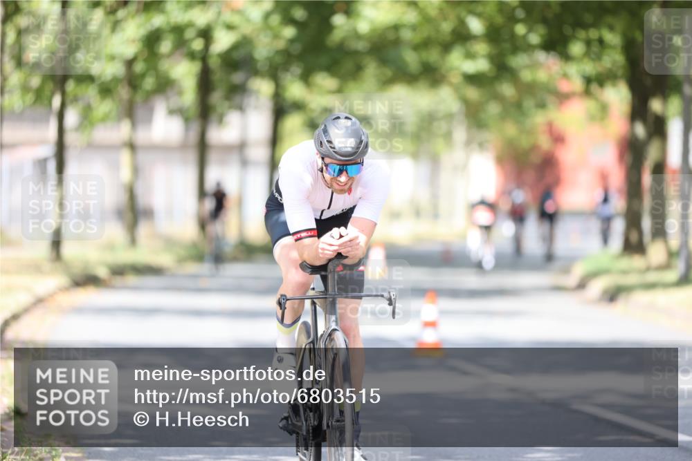 11.08.2024 - GEWOBA Citytriathlon Bremen H.Heesch http://msf.ph/oto/6803515 11.08.2024 12:12:43 Radfahren 749, 831, 840, 857, 961, 993, 999 meine-sportfotos.de