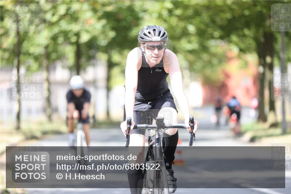 11.08.2024 - GEWOBA Citytriathlon Bremen H.Heesch http://msf.ph/oto/6803522 11.08.2024 12:06:56 Radfahren 815, 886, 910, 915, 939 meine-sportfotos.de